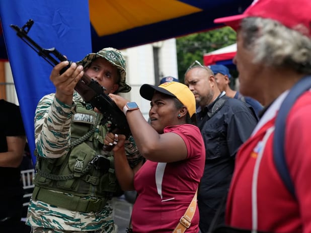 Trump'ın savaş gemilerine Maduro Tanklarla yanıt verdi