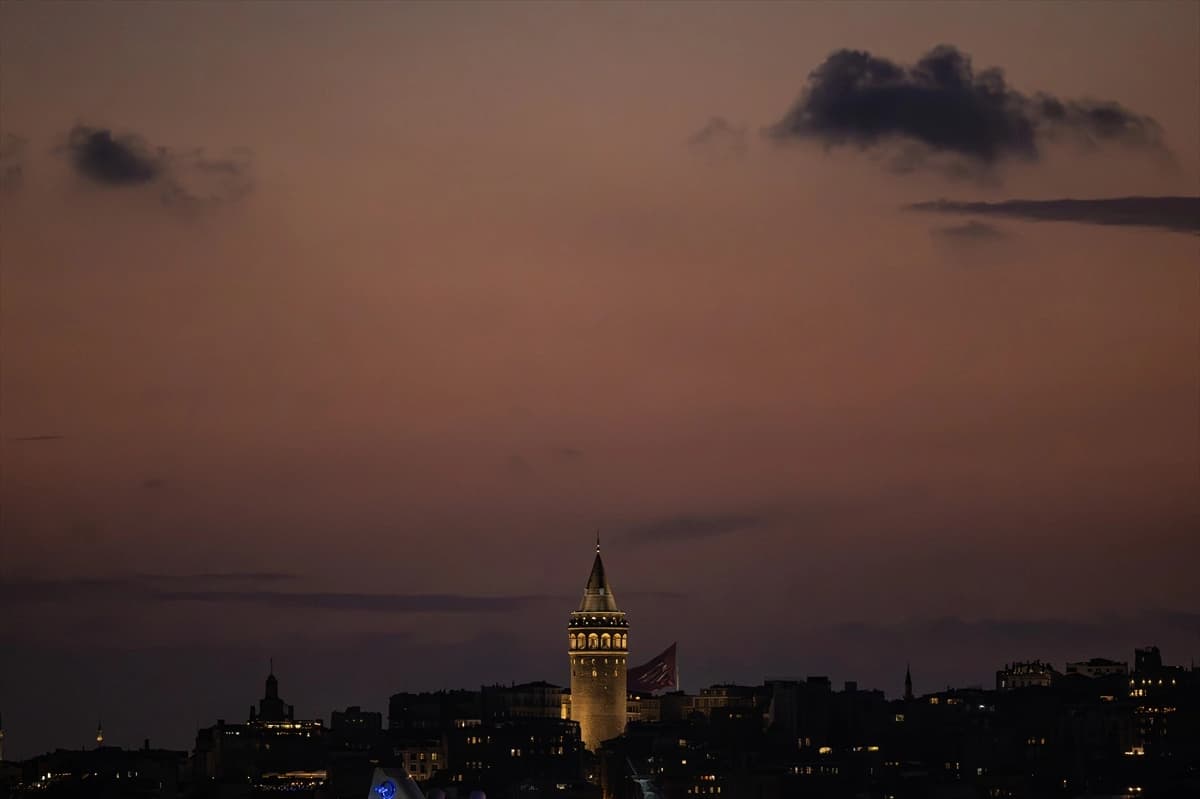 İstanbul'un tarihi silüeti gün batımında objektife yansıdı