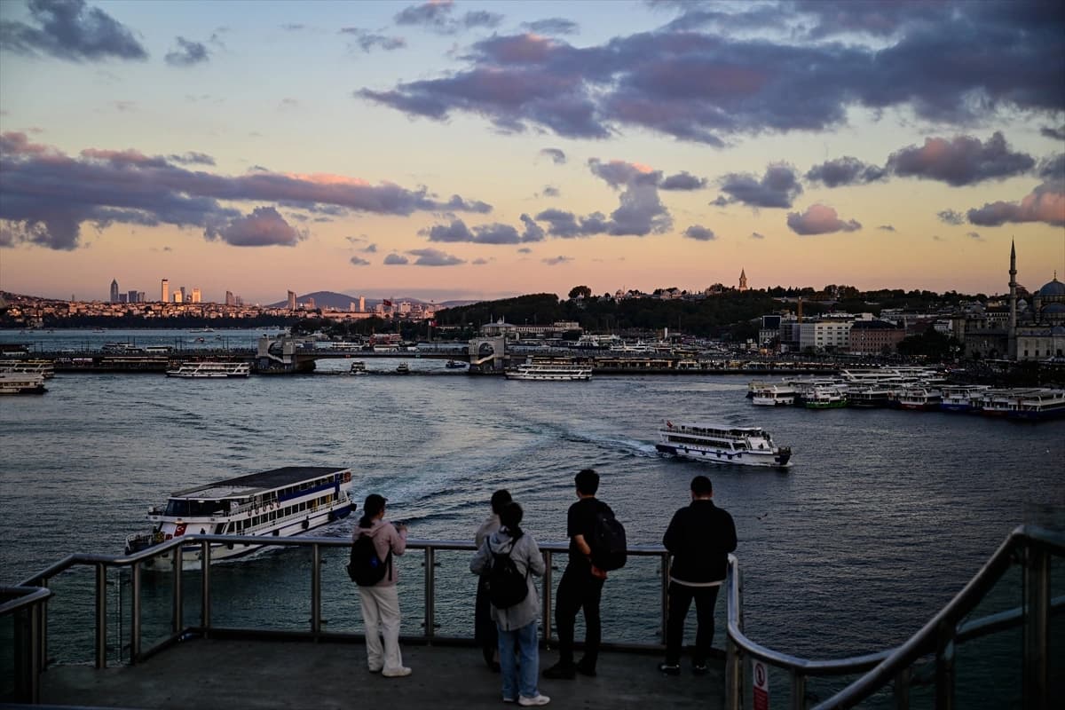 İstanbul'un tarihi silüeti gün batımında objektife yansıdı