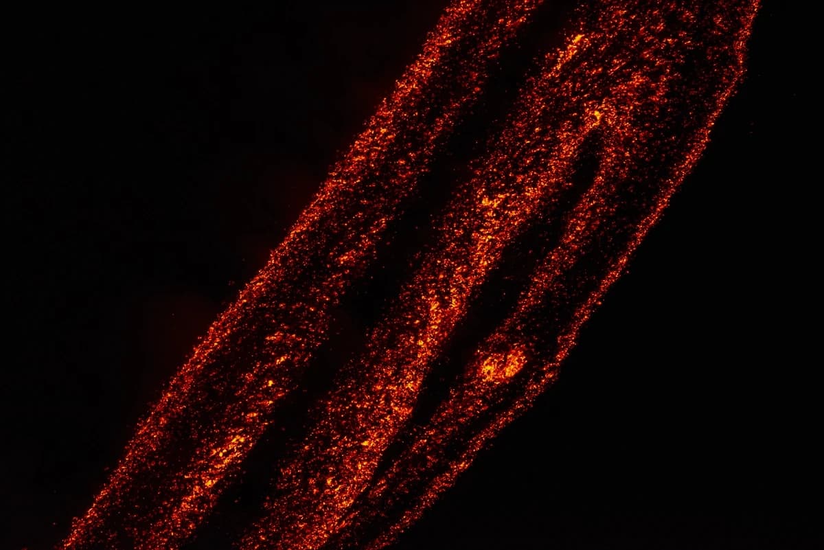 Etna Yanardağ tüm kızgınlığıyla lav püskürtmeye devam ediyor