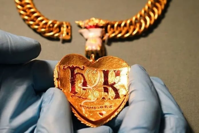 Tarlada yürürken 4.6 milyon dolarlık kolye buldu