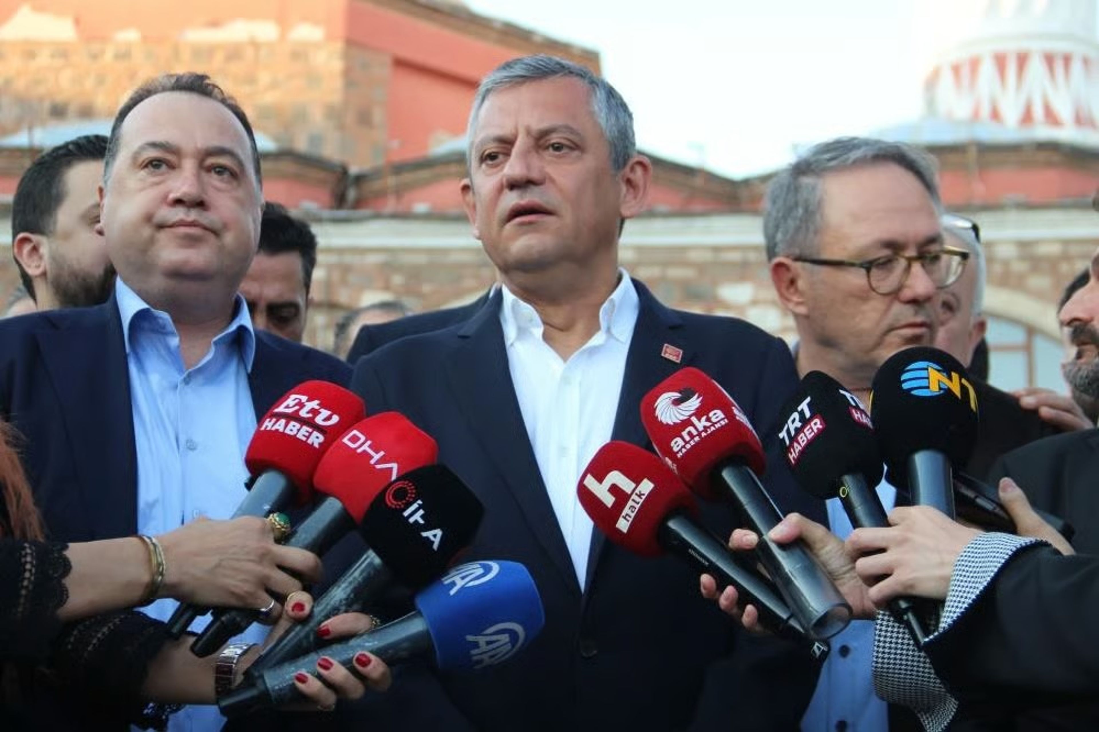 Özgür Özel’den meydanda rest: Hangi delegeyle istiyorsanız derhal kurultay yapın!