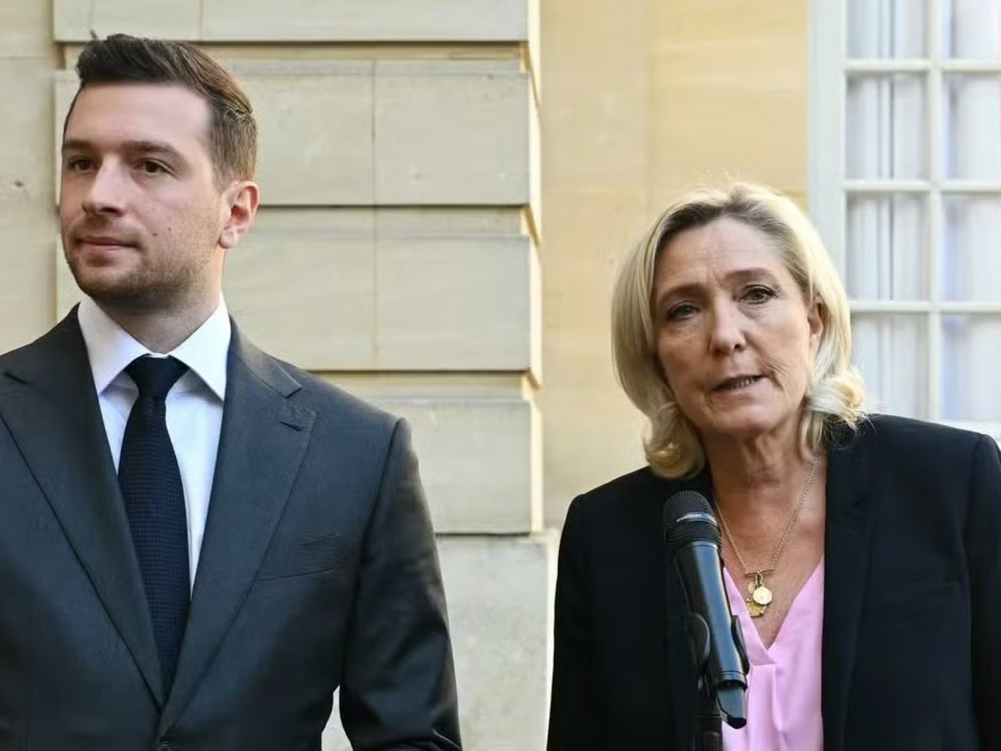 Yolsuzluktan hüküm giyen Le Pen'in partisine polis baskını