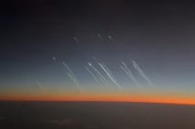 İran'dan İsrail'e misilleme: Füzeler yolcu uçağından görüntülendi