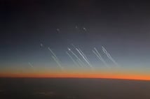 İran'dan İsrail'e misilleme: Füzeler yolcu uçağından görüntülendi