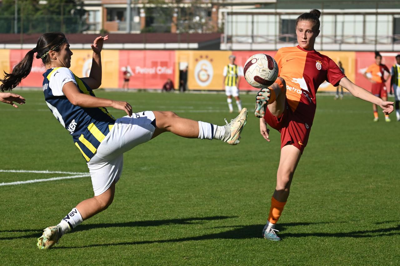 Kadınlar Süper Ligi'nde dev derbi: Fenerbahçe, lider Galatasaray'ı ağırlıyor