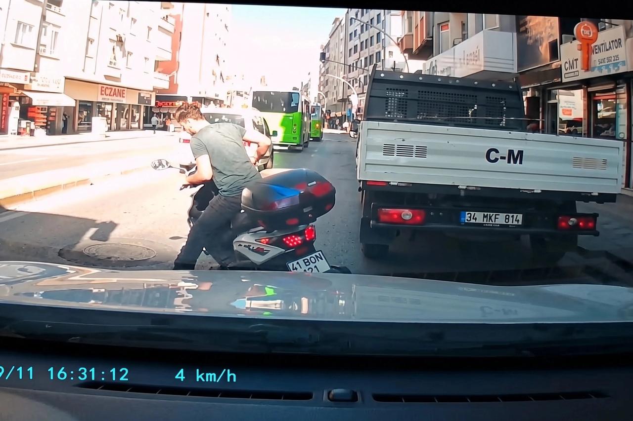 Yürekleri ağza getiren kaza: Motosikletli kamyonetten sarkan demire çarptı