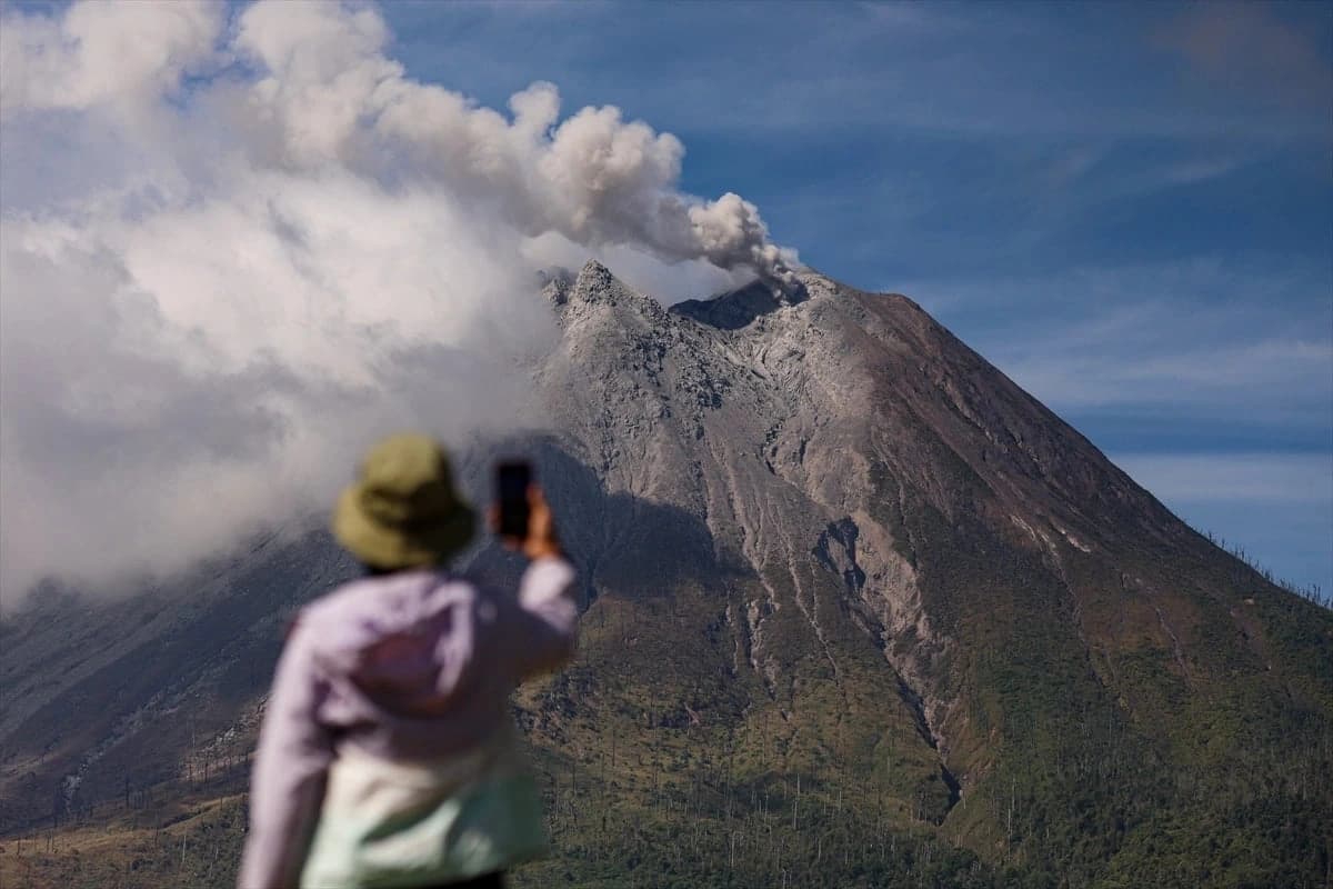 Sinabung Yanardağı'nın patlama anı kameralara yansıdı