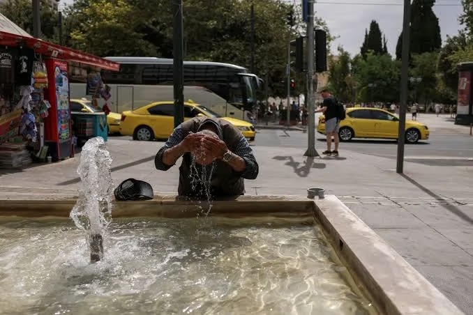 Yunanistan'da sıcaklar mesaileri durdurdu