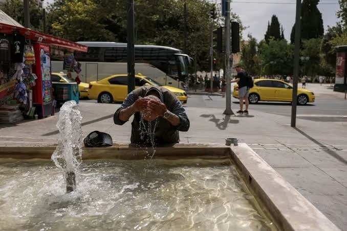 Yunanistan'da sıcaklar mesaileri durdurdu