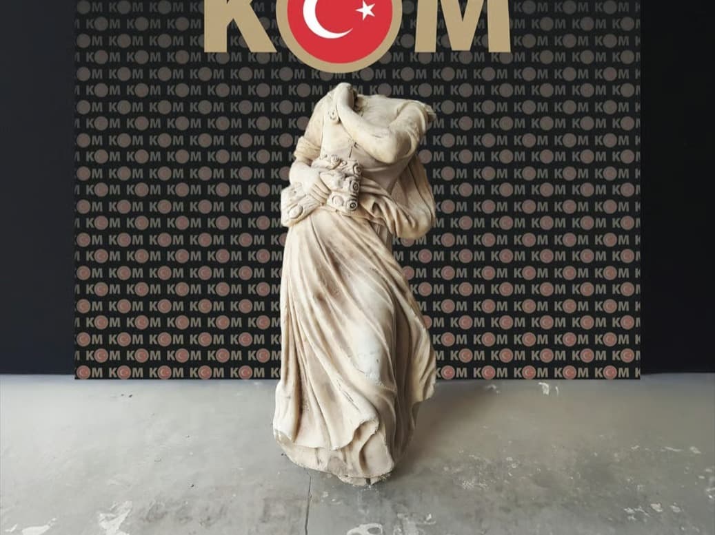 Neoklasik döneme ait kadın heykeli ele geçirdi