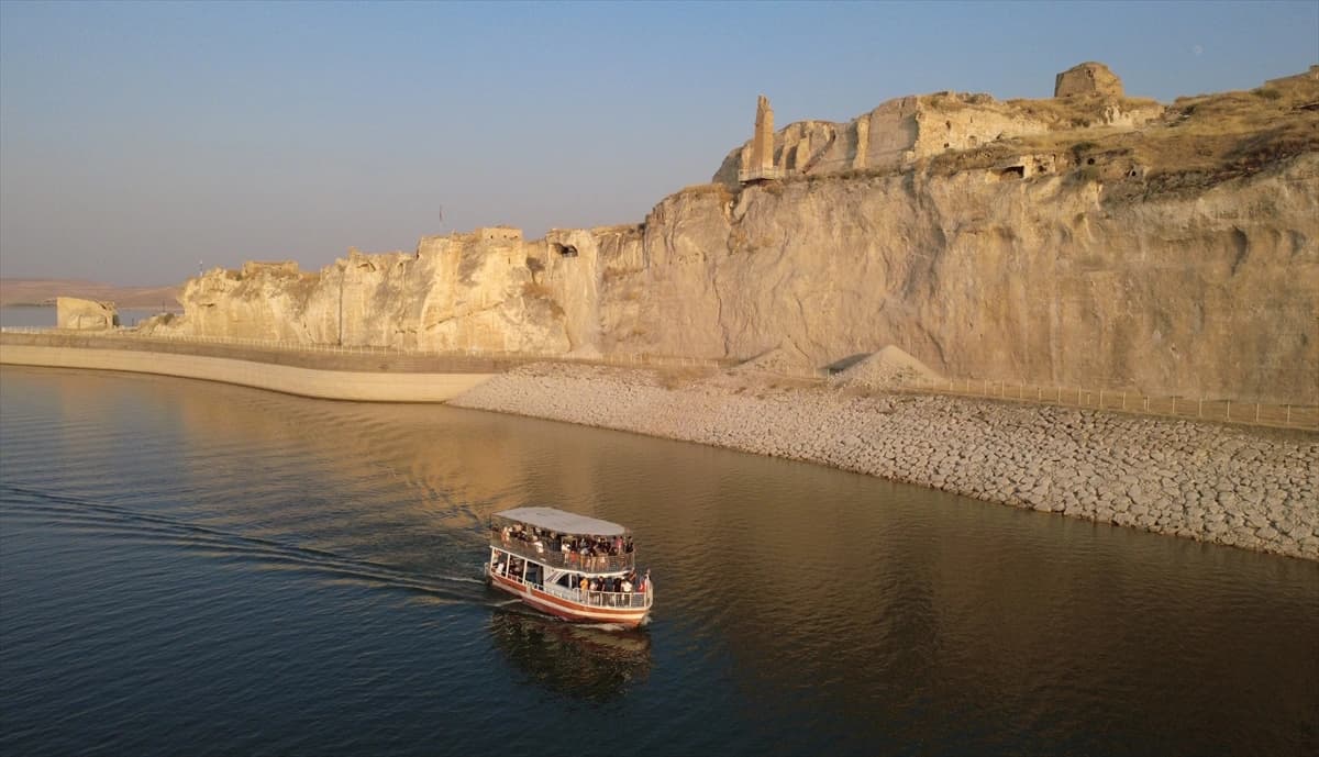 Ilısu Baraj Gölü ziyaretçilerine tarihi panorama sunuyor