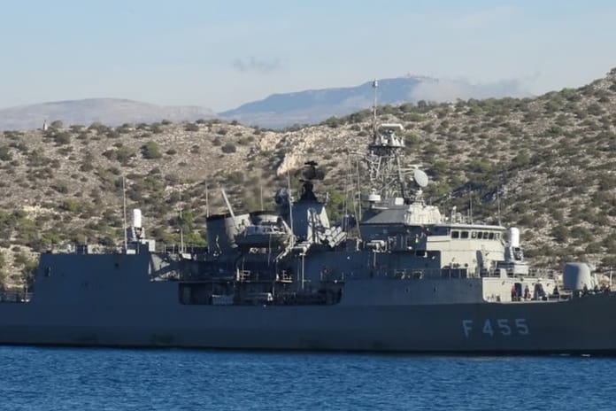 Yunan Donanması çalkalanıyor