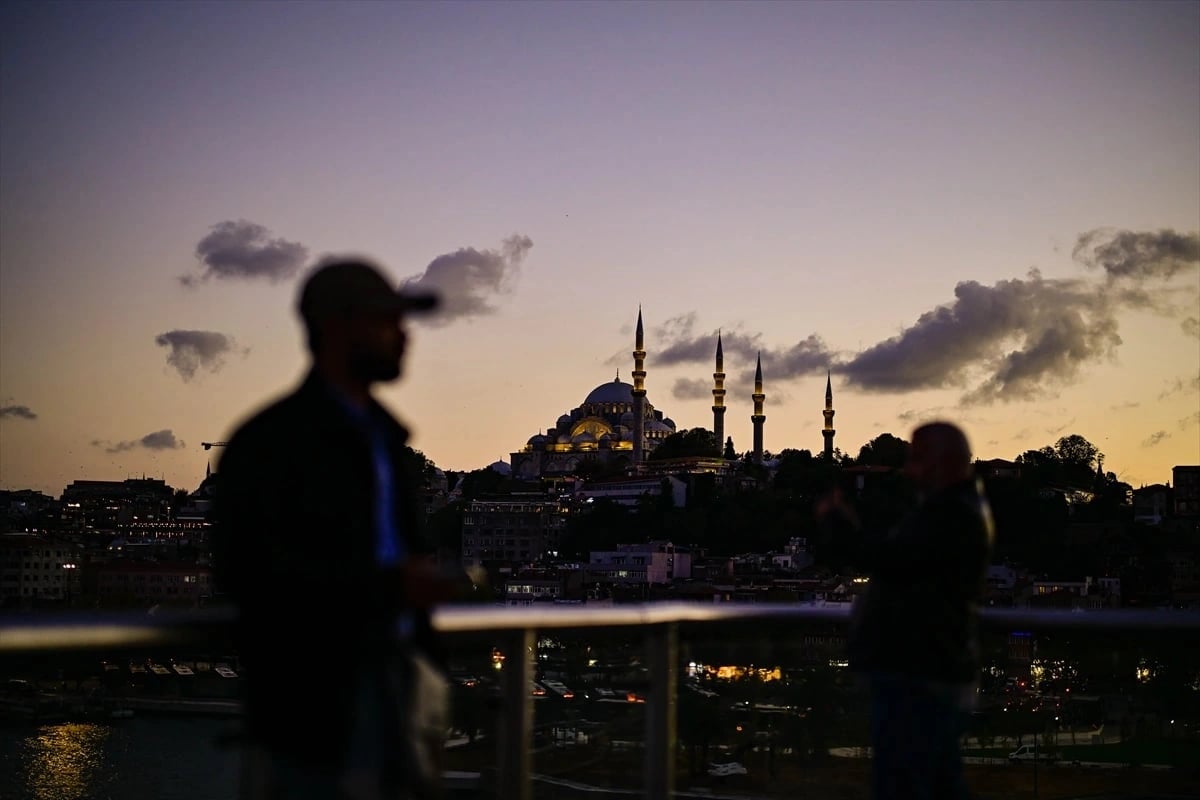İstanbul'un tarihi silüeti gün batımında objektife yansıdı