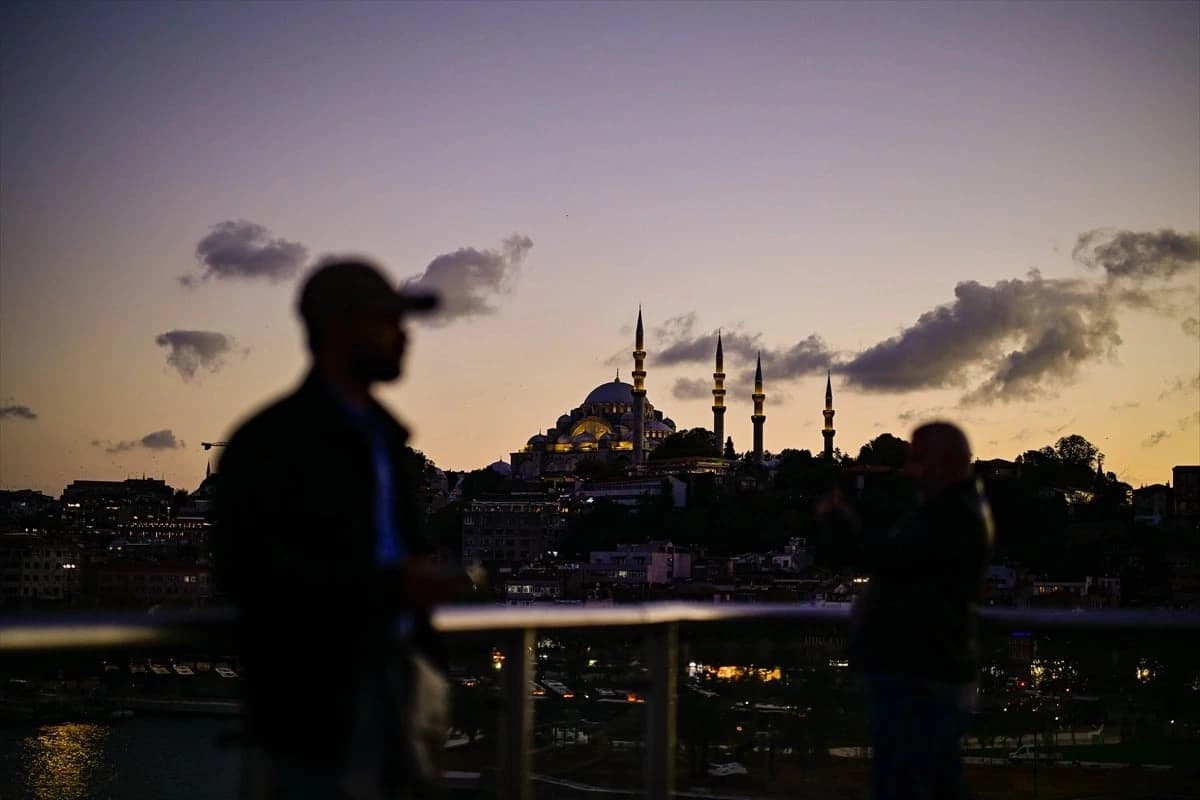 İstanbul'un tarihi silüeti gün batımında objektife yansıdı