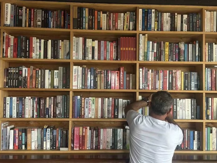 İşlettiği büfede 800 eserlik kütüphane kurdu