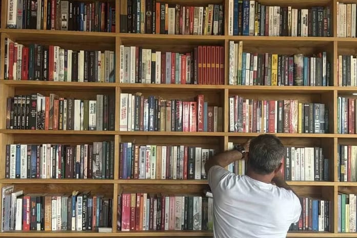İşlettiği büfede 800 eserlik kütüphane kurdu