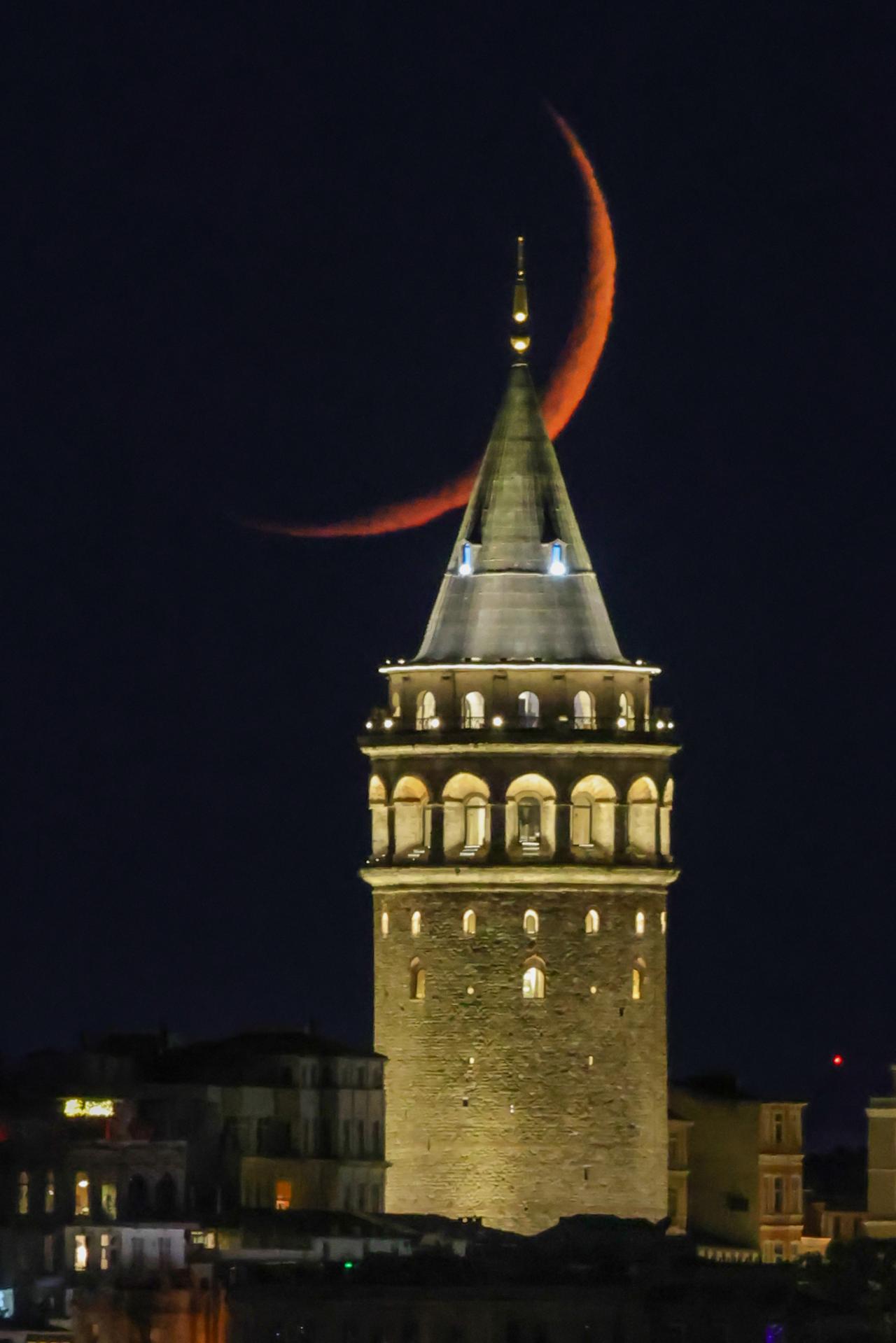 İstanbul'da farklı zamanlarda çekilmiş Ay fotoğrafları