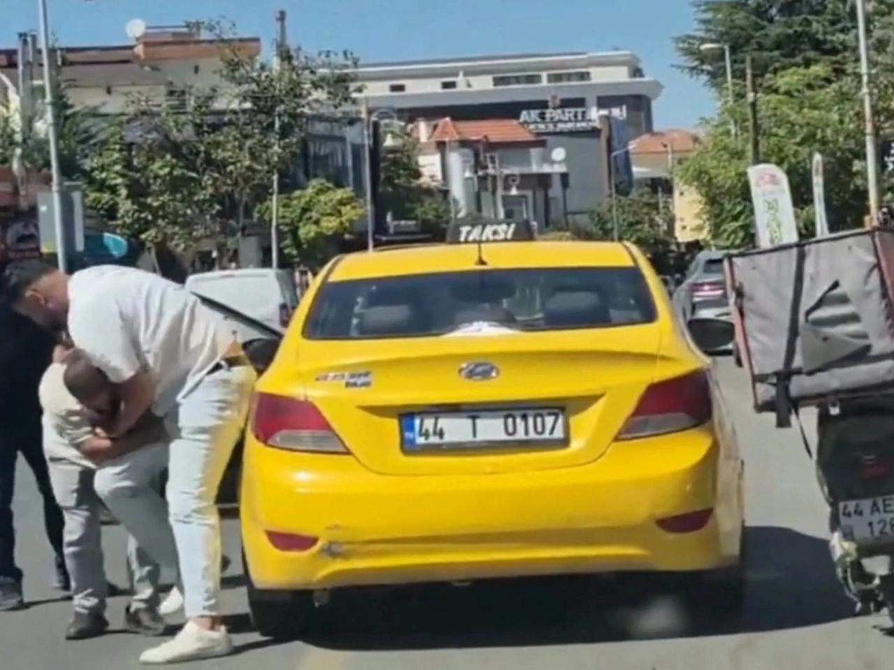 Taksici ve motokurye kavgası kamerada