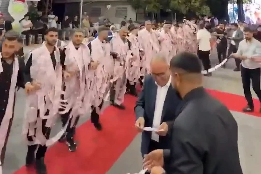 Metrelerce uzatılan paralarla halay çektiler