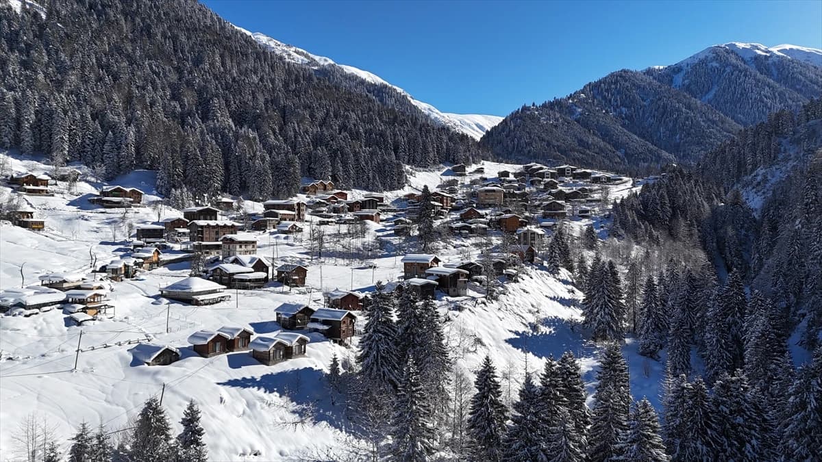 Ayder Yaylası beyaz gelinliğini giydi: Kar kalınlığı 60 santimetreye ulaştı