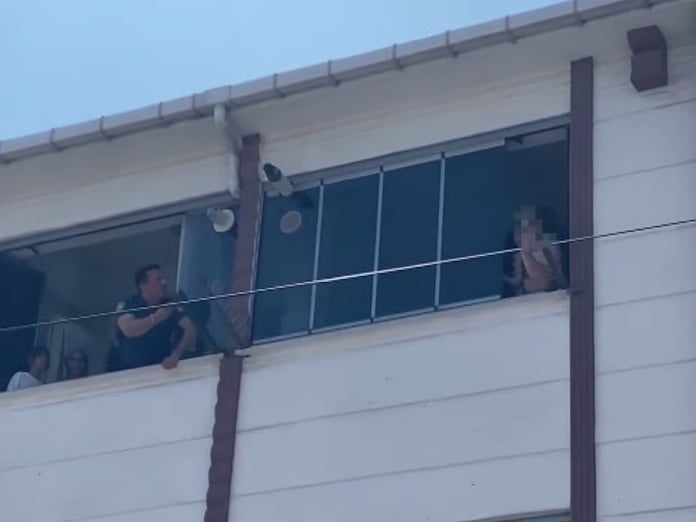 Tartıştığı eşi evden ayrılınca 4 aylık oğlunu 3'üncü kattan atmaya kalktı