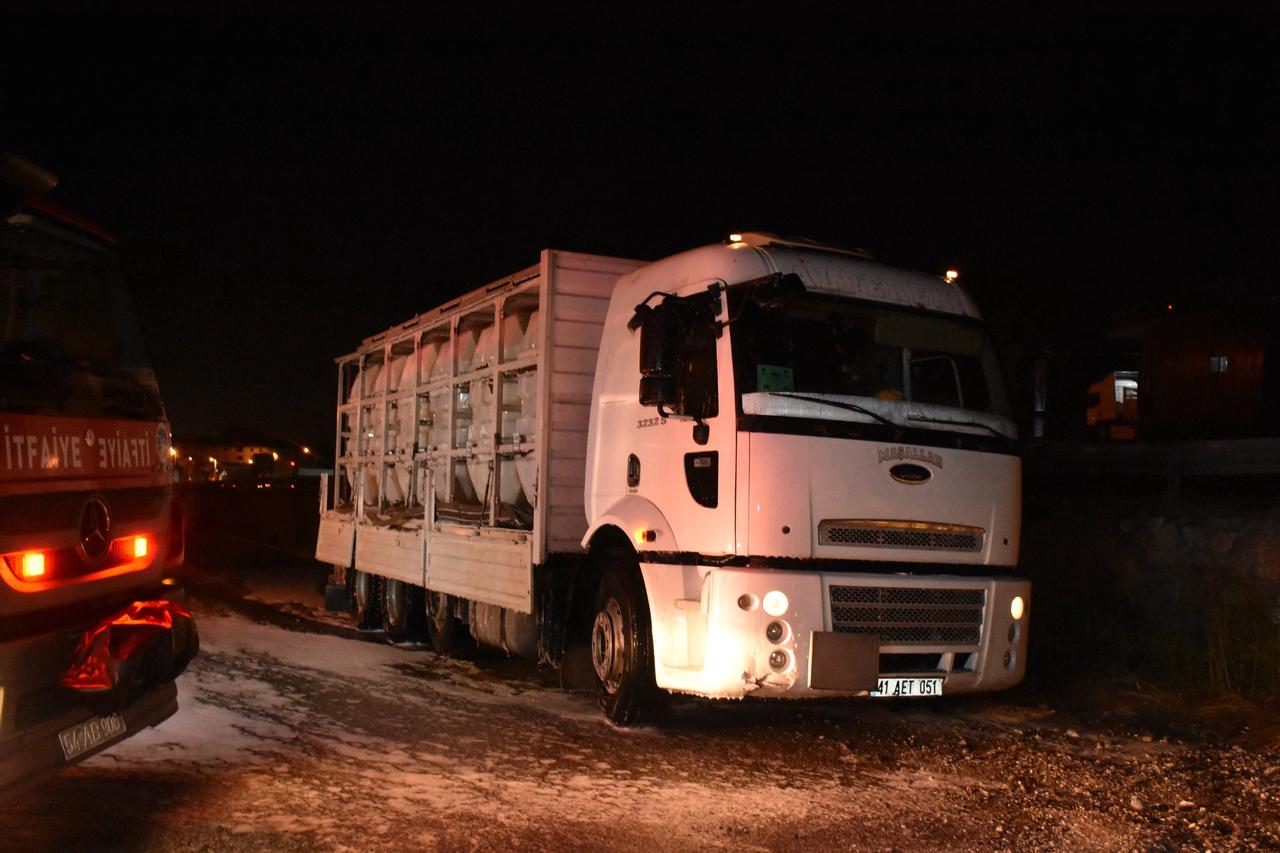 Kamyondan kimyasal madde sızdı iki kişi hastaneye kaldırıldı