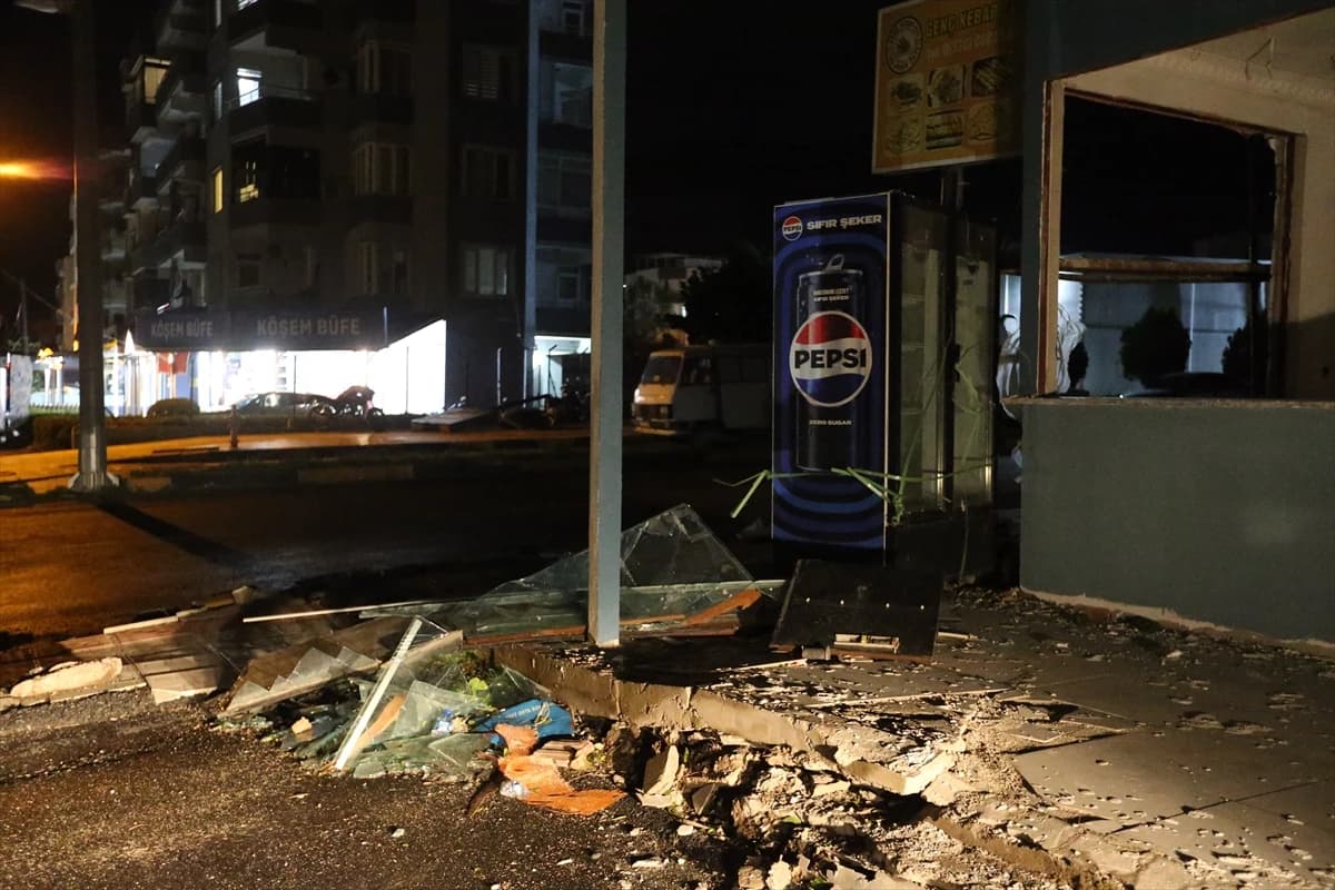 Hatay'da şiddetli fırtına hayatı felç etti