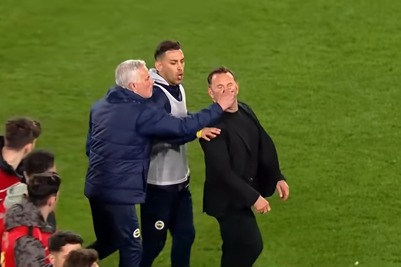 Mourinho'nun Okan Buruk'a hareketi dünya basınında