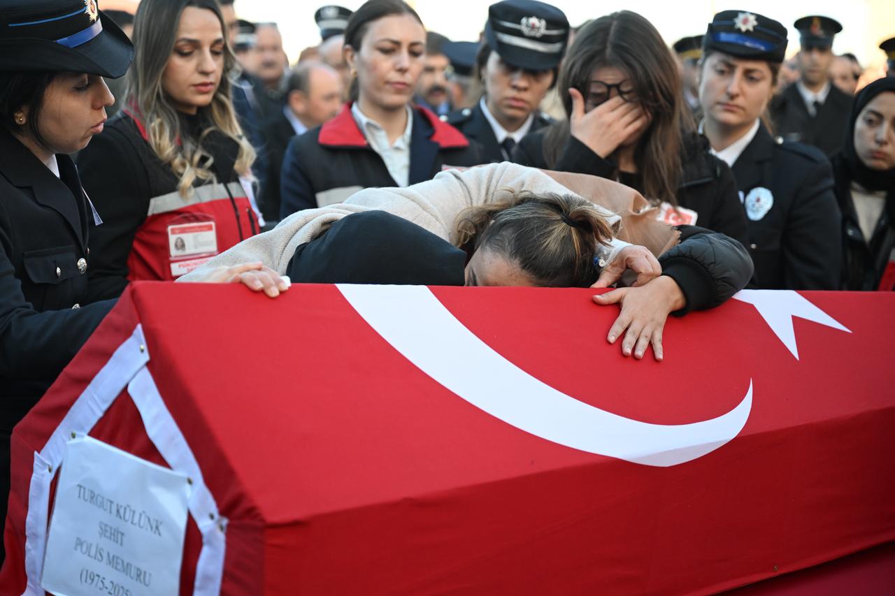 Şehitler son yolculuklarına uğurlandı: Gözyaşları sel oldu