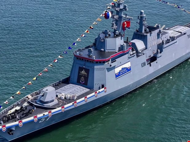 Kuzey Kore'de savaş gemisi suya indirilirken kızağından düştü