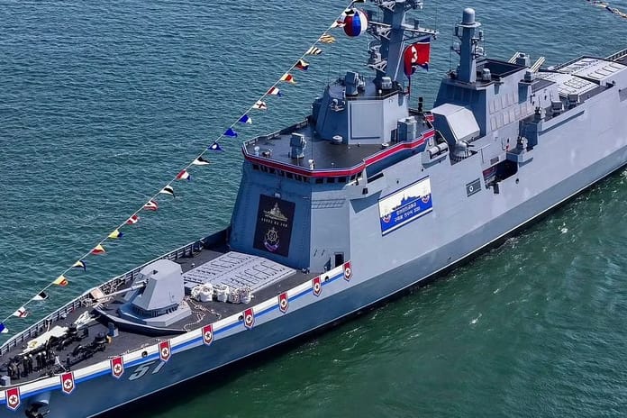 Kuzey Kore'de savaş gemisi suya indirilirken kızağından düştü