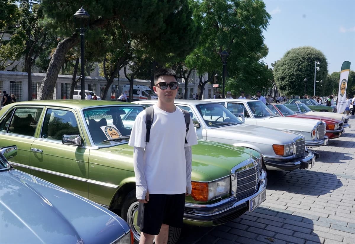 Sultanahmet Meydanı zamana meydana okuyan otomobillerle süslendi