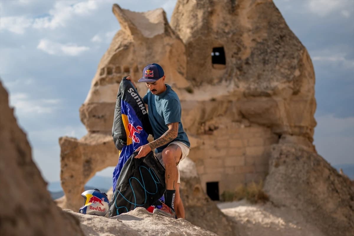 Wingsuit sporcusundan Kapadokya'da adrenalin dolu uçuş