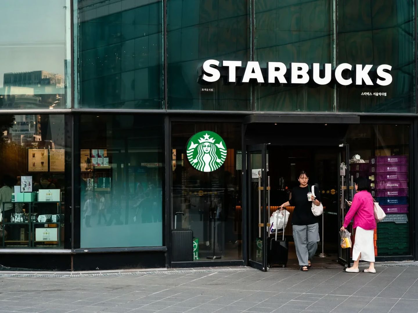 Güney Kore'de Starbucks'a "Tank Günü" boykotu: Tarihi katliamla alay ettiler