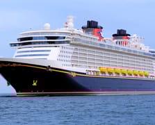 Okyanusa düşen küçük kızını kurtarmak için arkasından atladı