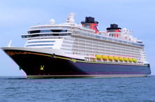 Okyanusa düşen küçük kızını kurtarmak için arkasından atladı