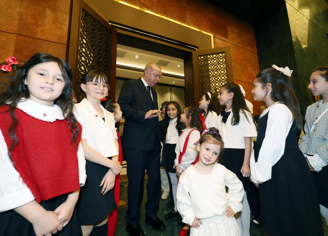 Cumhurbaşkanı Erdoğan 23 Nisan dolayısıyla çocukları makamında ağırladı