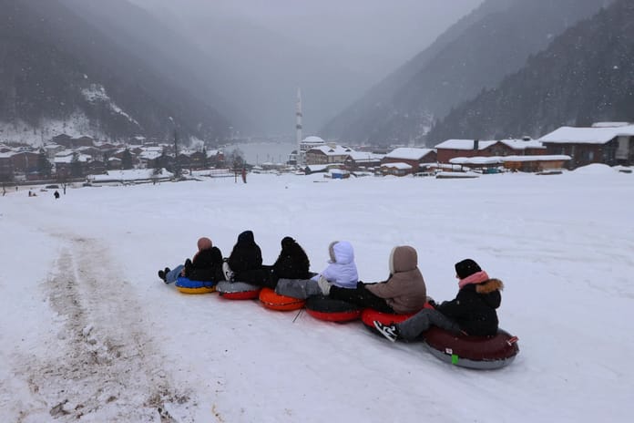 Kayak ve kar topuyla eğlence dolu anlar