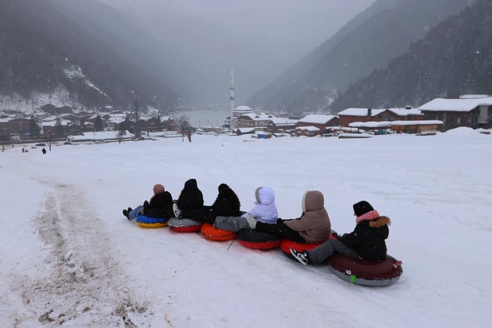 Kayak ve kar topuyla eğlence dolu anlar