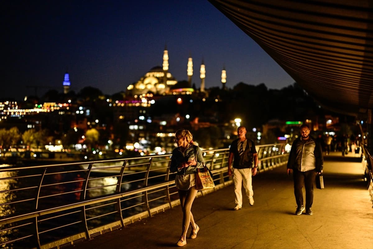İstanbul'un tarihi silüeti gün batımında objektife yansıdı