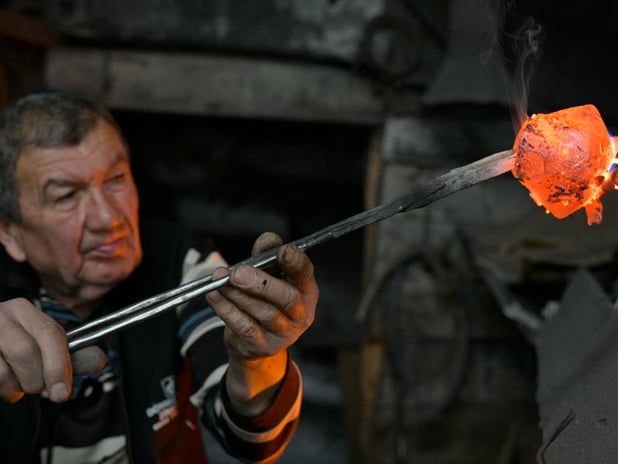 Manisalı çan ustası 65 yıldır atölyesinde üretim yapıyor