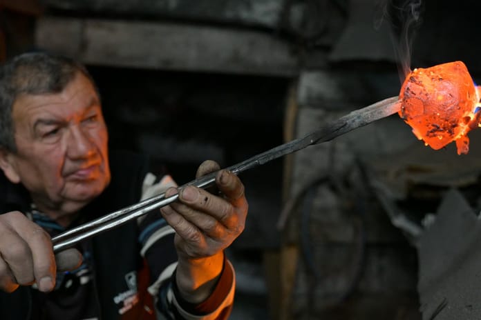 Manisalı çan ustası 65 yıldır atölyesinde üretim yapıyor