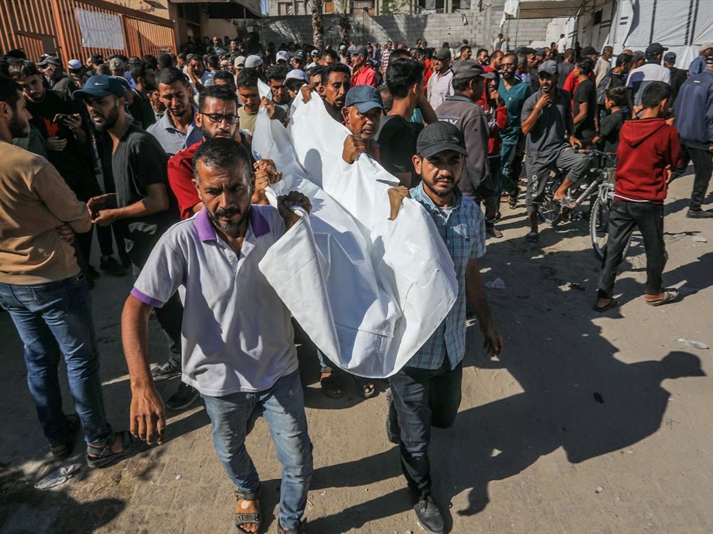 İsrail ordusu yardım bekleyen sivillere gaz bombalarıyla saldırdı