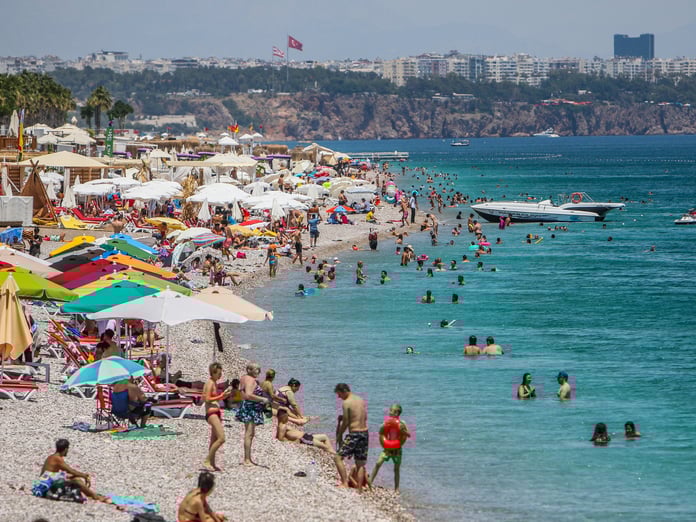 Antalya turizminde rekor! Ruslar 'sıcak', Almanlar 'serin' havayı tercih etti