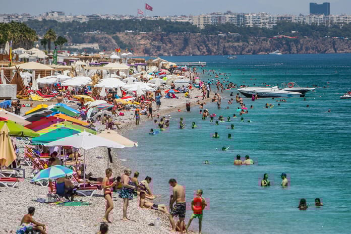 Antalya turizminde rekor! Ruslar 'sıcak', Almanlar 'serin' havayı tercih etti