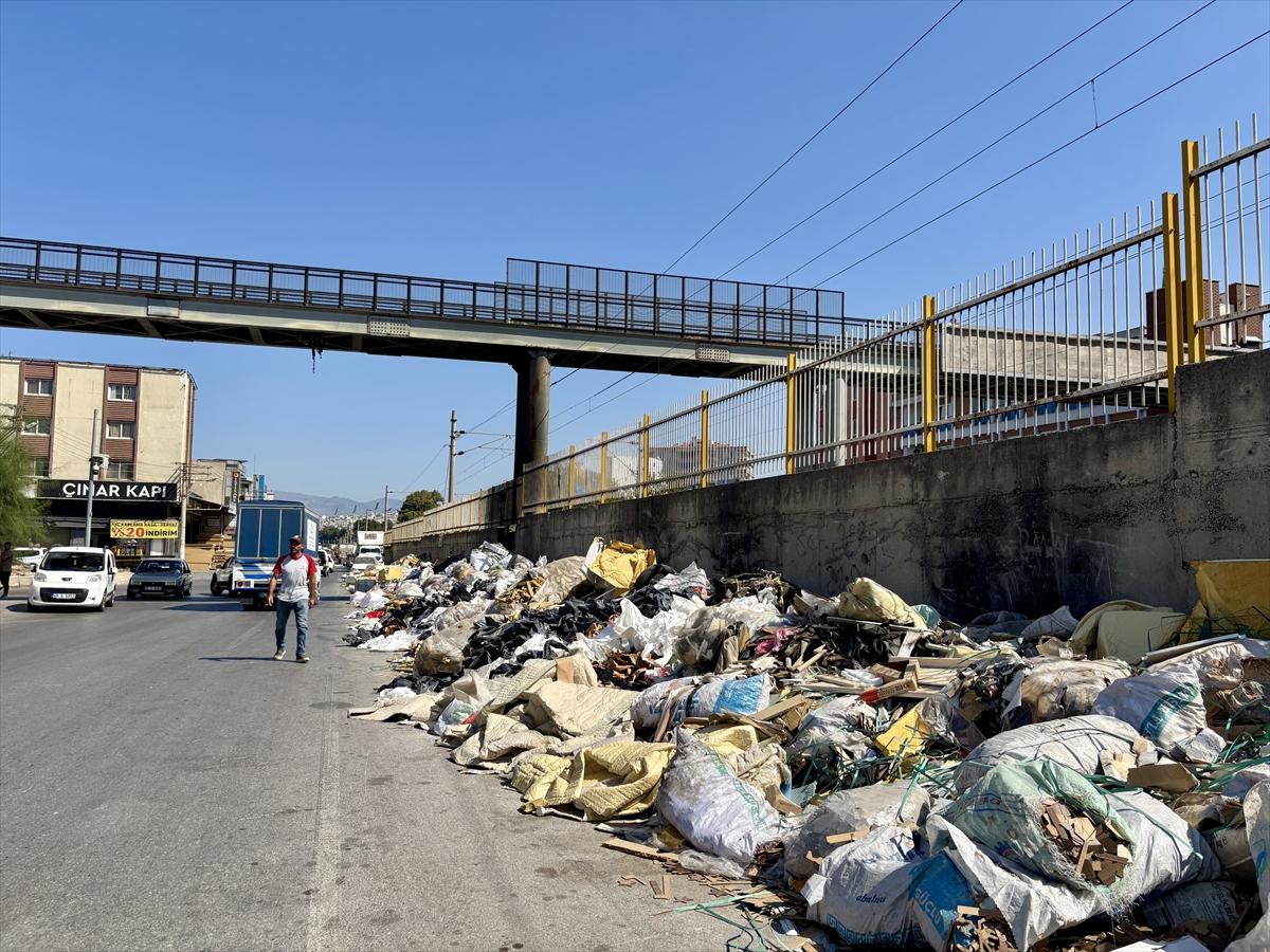 İzmir'de çöp krizi büyüyor: Biriken atıklar ateşe veriliyor
