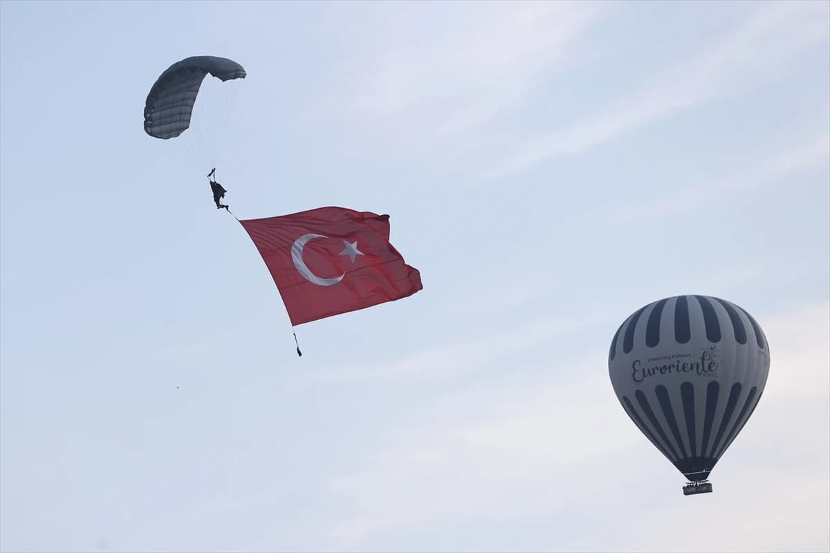 Kapadokya semalarında nefes kesen gösteri: JÖAK paraşüt timi sıcak hava balonundan atladı