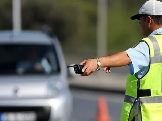 Trafik kurallarına uymayanlara ağır cezalar geliyor: Ehliyetiniz alınabilir!