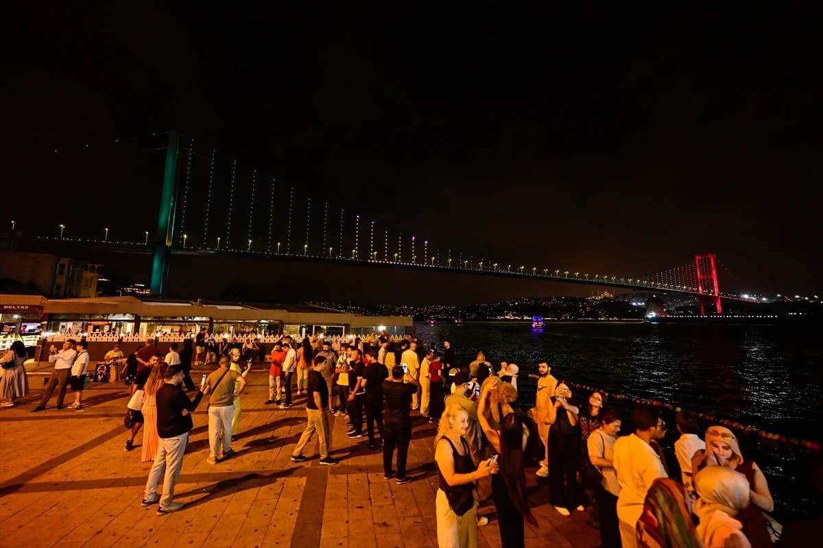 Ankara ve İstanbul'da Mekke Anlaşması şöleni: Simge yapılar aydınlatıldı